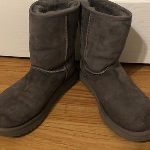 EUC grey short classic UGG boots size 8